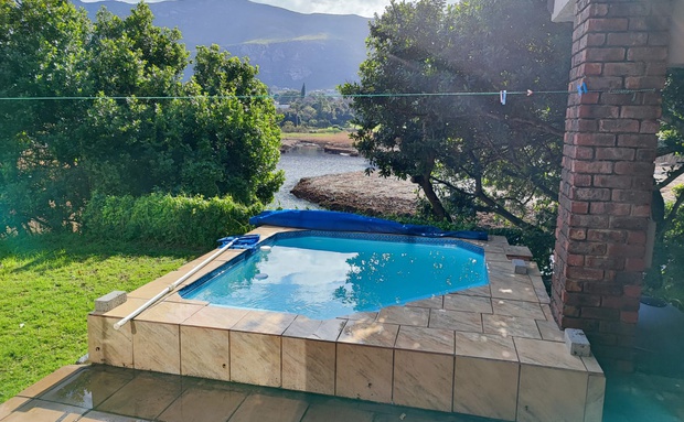 Otters End, Hermanus Holiday Rentals, Self-catering accommodation in Onrus, Hermanus. Holiday home with a swimming pool, Self catering holiday rental on the Onrus Peninsula